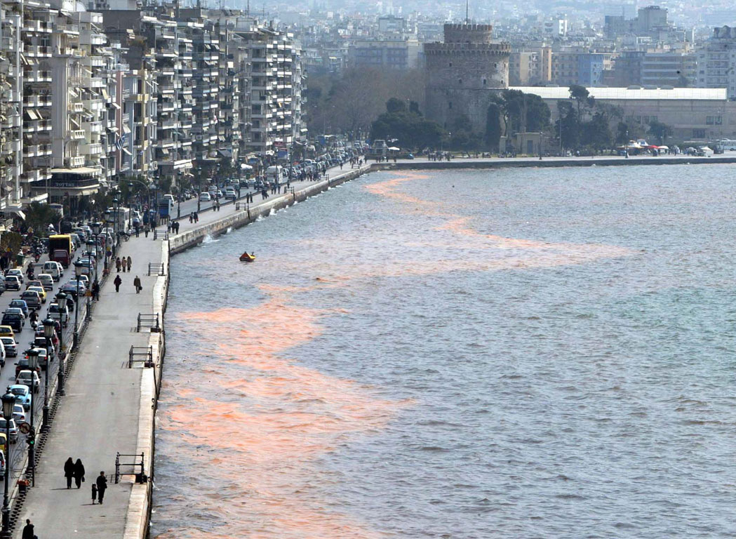 Η κακοκαιρία στη Θεσσαλονίκη έβγαλε τον Θερμαϊκό… στη στεριά (φωτο)