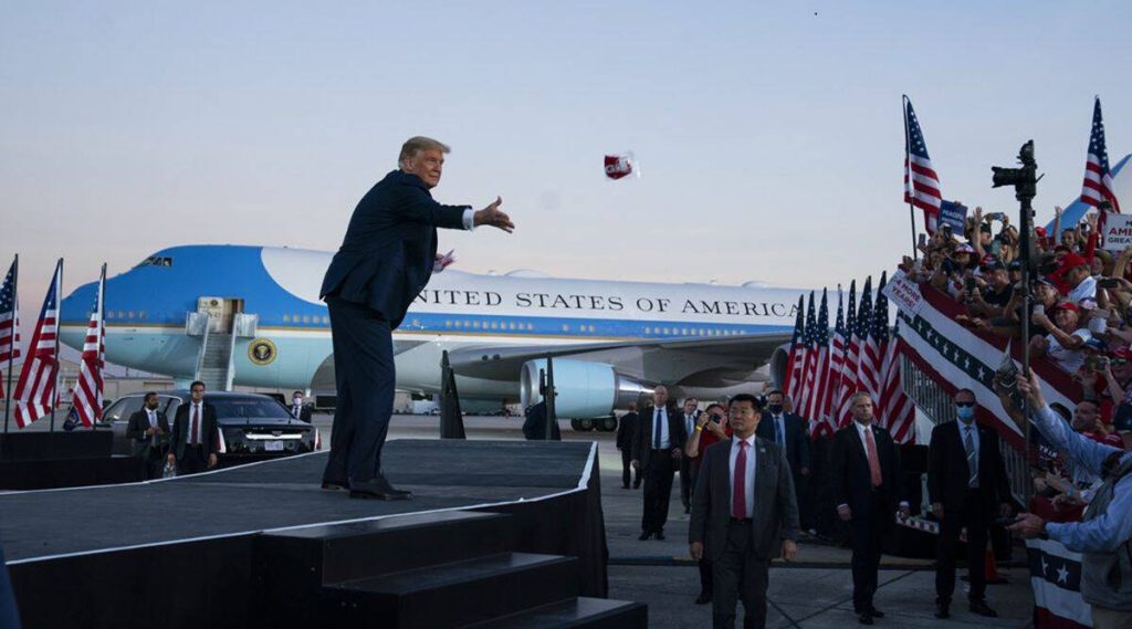Θριαμβευτική η πρώτη προεκλογική συγκέντρωση του Ν.Τραμπ μετά τον κορωνοϊό: «Θέλω να σας φιλήσω όλους – Έχω ανοσία»