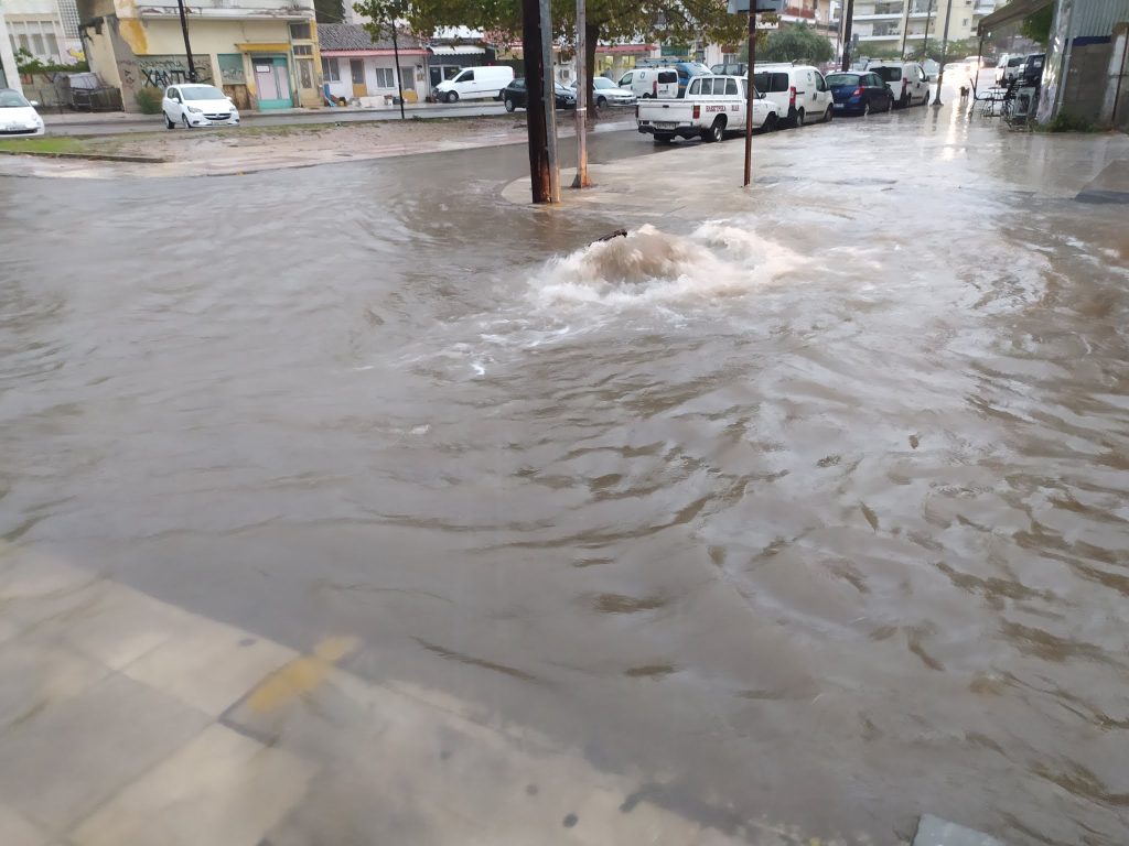 Ξάνθη: «Ποτάμια» οι δρόμοι από τις ισχυρές βροχές – Διακόπηκε η κυκλοφορία λόγω πεσμένων δέντρων (βίντεο-φωτο)