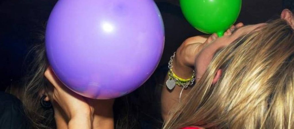 Το αέριο γέλιου δεν είναι τόσο αθώο όσο φαίνεται – Οι λόγοι που δεν πρέπει να το εισπνέεις