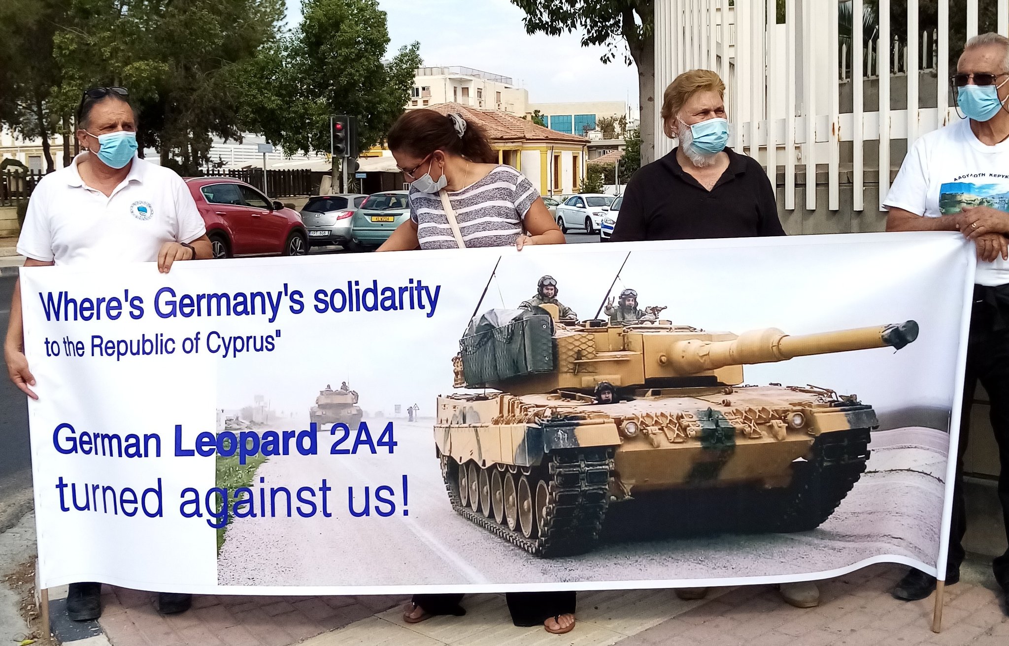 Λευκωσία: Διαμαρτυρία Κυπρίων σε Χάικο Μάας για τα τουρκικά Leopard 2A4 στα Κατεχόμενα