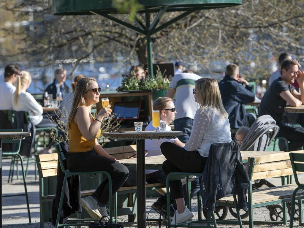 H Σουηδία κέρδισε τον Covid-19 με την «ανοσία της αγέλης»: Πολλά κρούσματα λίγοι θάνατοι στο 2ο «κύμα»