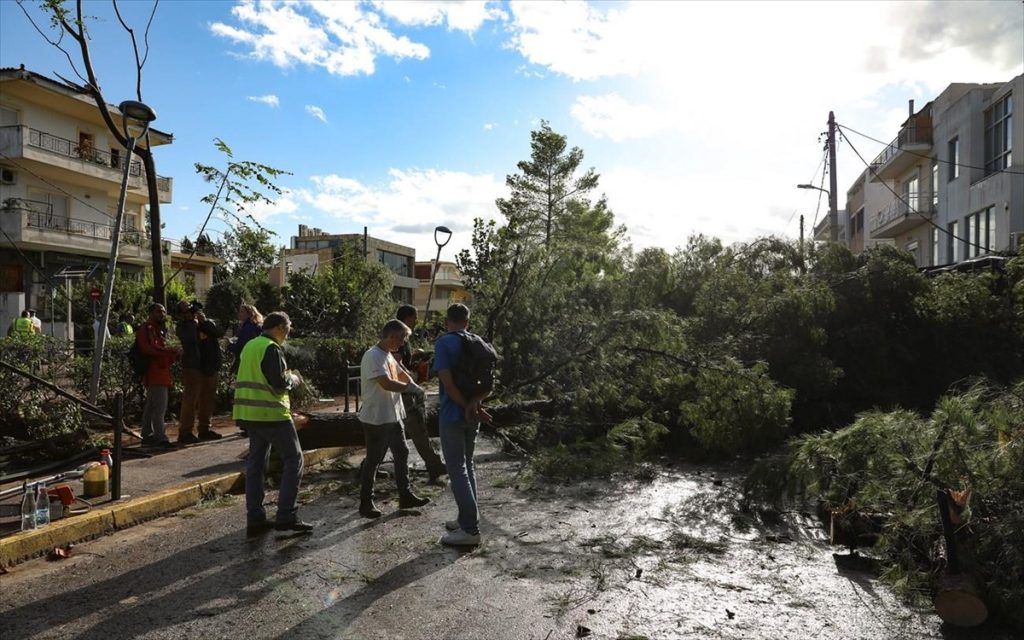 Τι προκάλεσε το χάος στο Ηράκλειο Αττικής: Θα είχαμε θύματα αν οι ανεμοστρόβιλοι είχαν συμβεί μετά τις 7 το πρωί