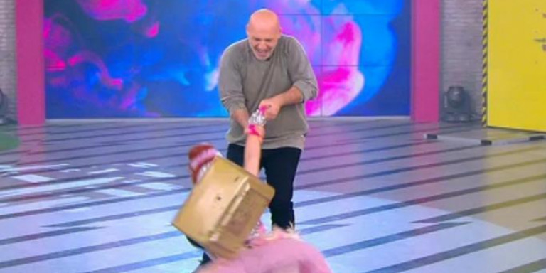 Η «χορευτική» τούμπα της Βάνιας με τη χρυσή τηλεόραση αγκαλιά (βίντεο)