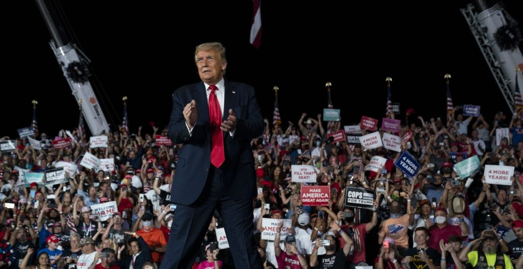 Χαίρει υγείας ο Ν.Τραμπ – Χόρεψε κατά τη διάρκεια προεκλογικής του ομιλίας (βίντεο)