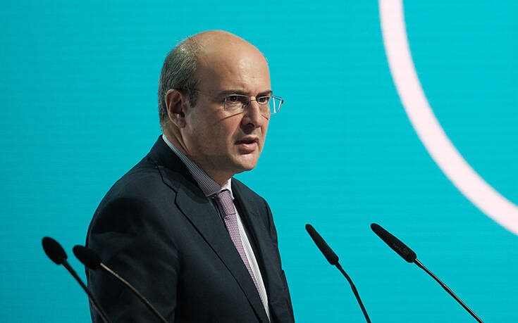 Ο Κ. Χατζηδάκης ανακάλυψε έκπληκτος ότι οι γυναίκες στη Νάξο εξακολουθούν να δουλεύουν τον αργαλειό!