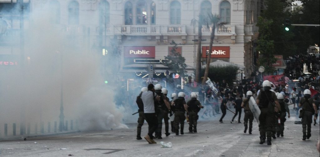 Ένταση στο κέντρο της Αθήνας με μολότοφ και χημικά