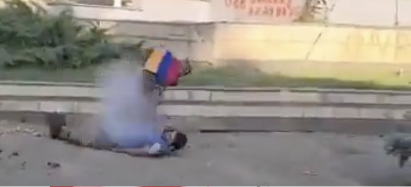 Σκληρές εικόνες: Αζέροι δολοφονούν δύο Αρμένιους πολίτες στη μέση του δρόμου! (φώτο-βίντεο)