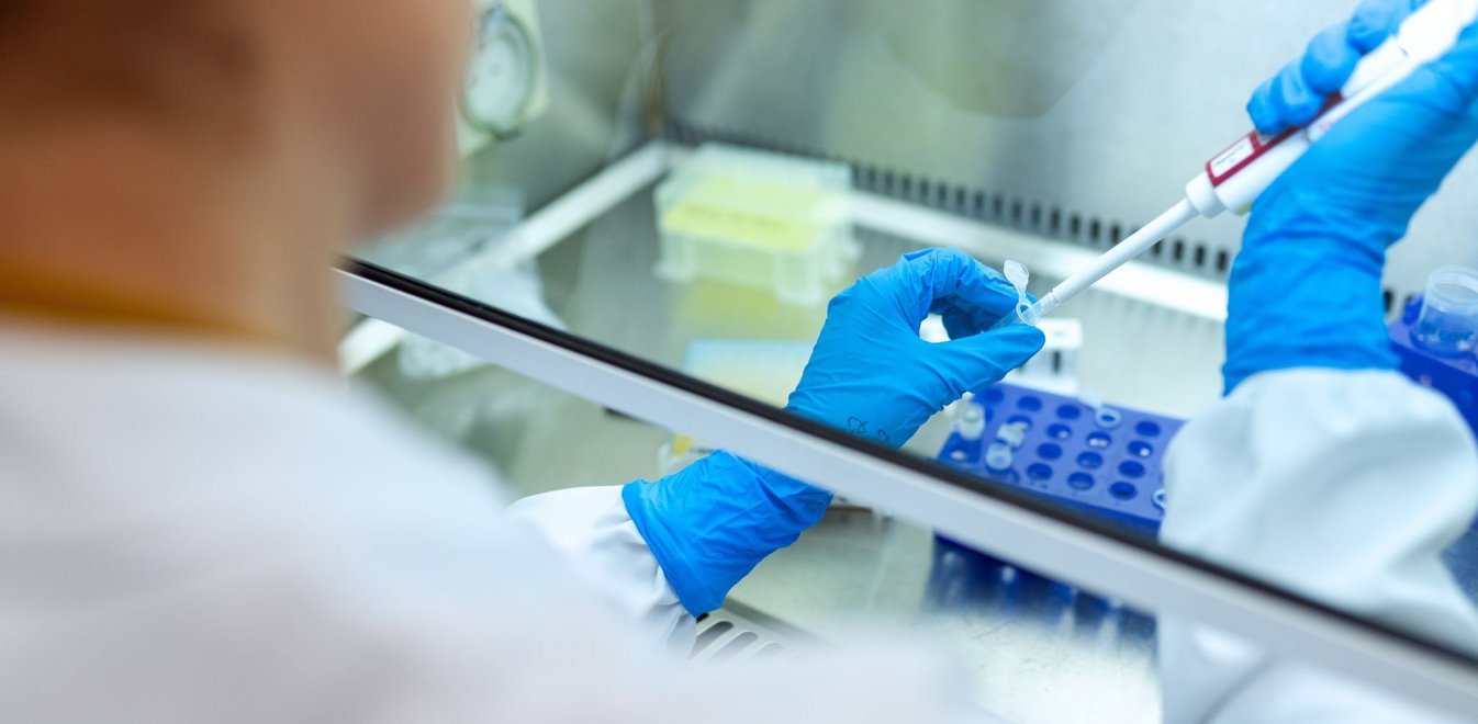 Νέες κλινικές δοκιμές για τον κορωνοϊό – Θα συνδυάσουν μονοκλωνικά αντισώματα και ρεμδεσιβίρη