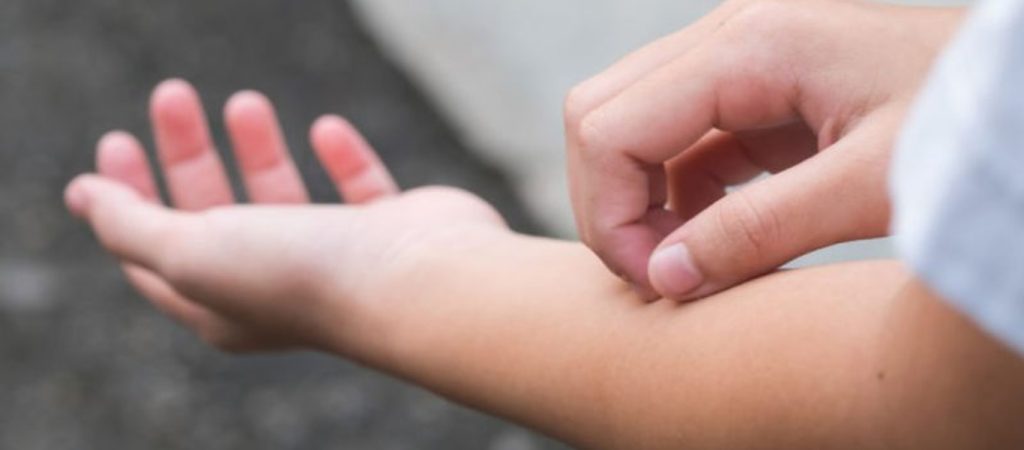 Ινδία: Άνδρας έφτασε το ξύσιμο στην πλάτη σε άλλο…. επίπεδο (βίντεο)