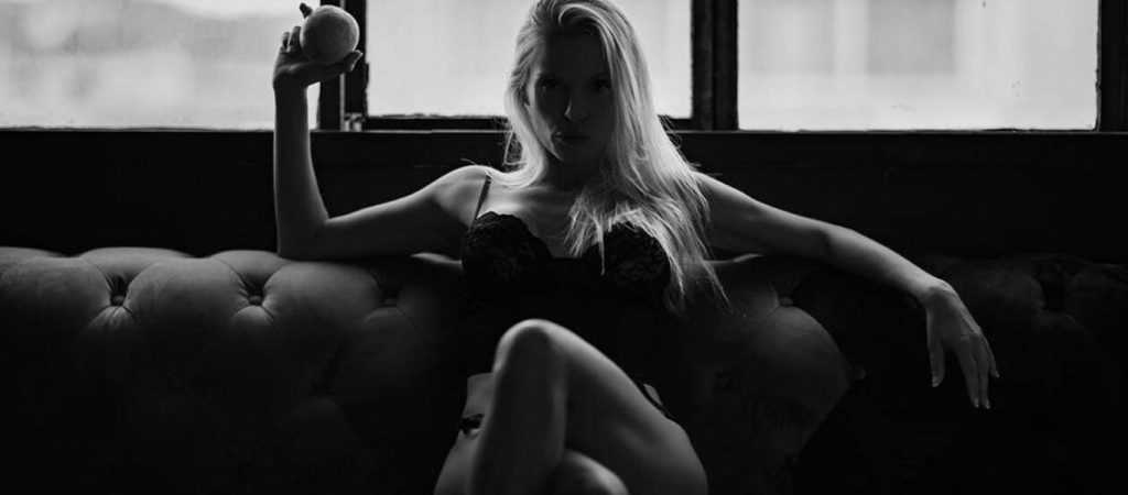 Η Ασημίνα Ιγγλέζου έχει βαλθεί να μας στείλει όλους στον… τρελογιατρό (φώτο)