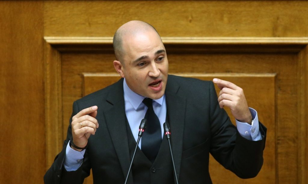 Κ.Μπογδάνος: Πήρε κιθάρα και τραγούδησε «Δεν θα περάσει ο φασισμός» (βίντεο)