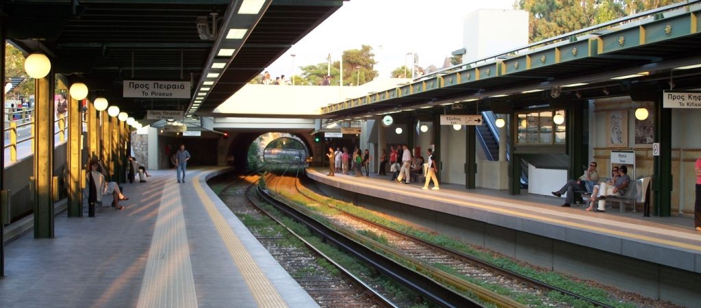 Άγνωστοι βανδάλισαν τον σταθμό του ΗΣΑΠ στο Θησείο – Δύο προσαγωγές (φώτο)