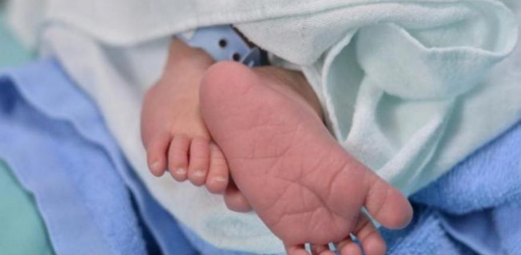 Το βρέφος που έγινε viral – Τράβηξε την μάσκα του γιατρού! (φώτο)