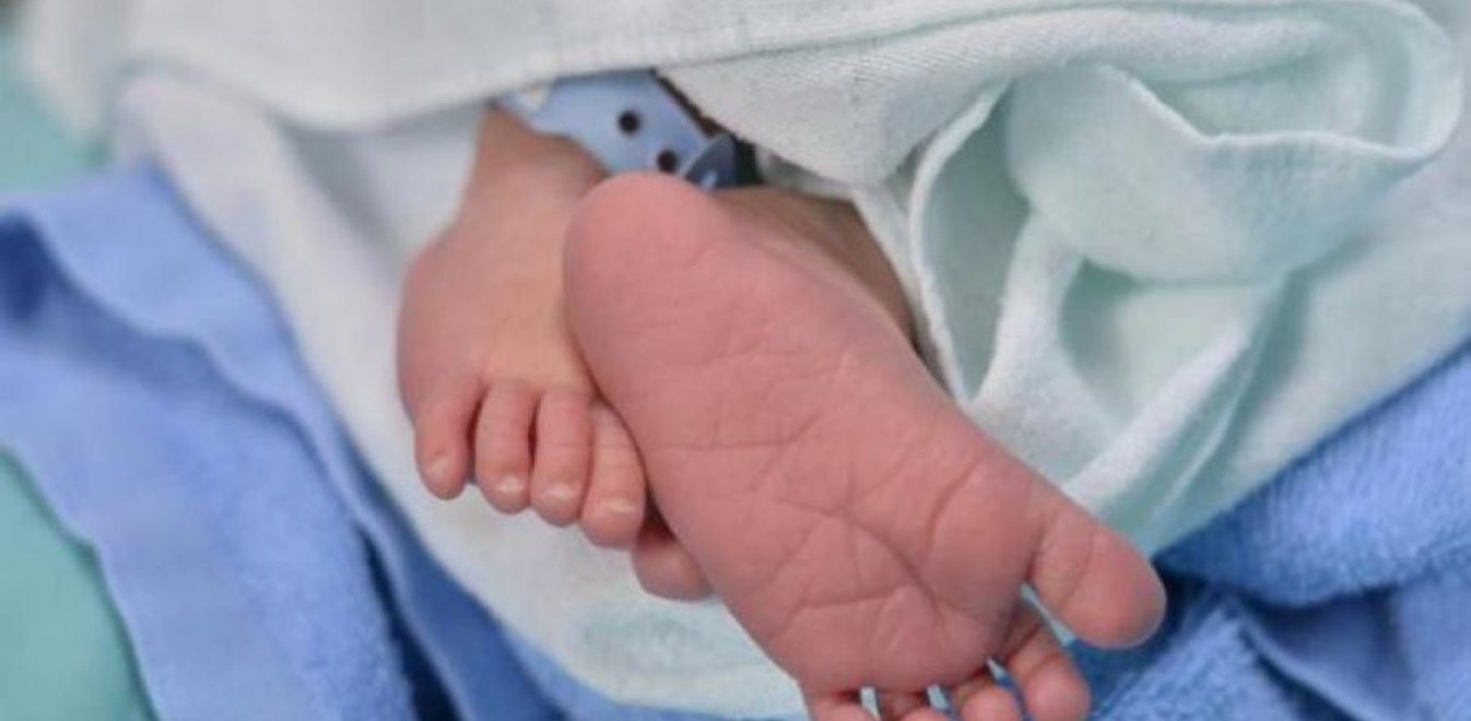 Το βρέφος που έγινε viral – Τράβηξε την μάσκα του γιατρού! (φώτο)