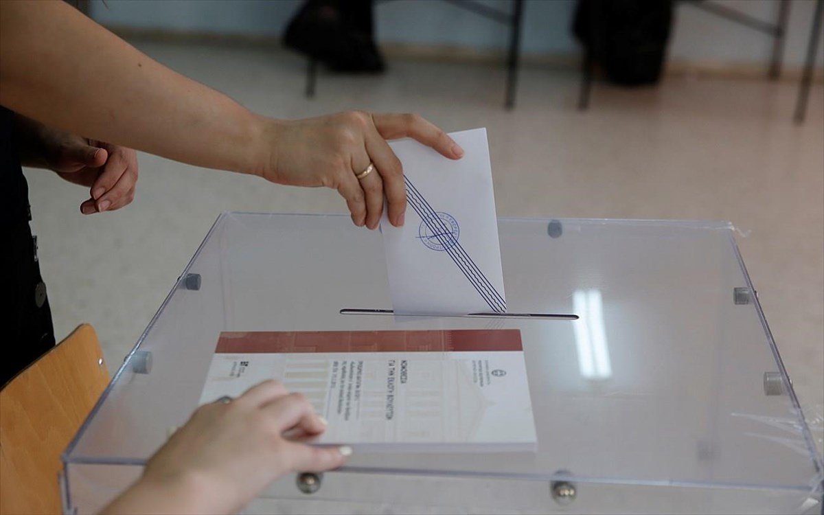 Οpinion Poll: Πτώση της κυβέρνησης Μητσοτάκη αλλά ακόμα οι Έλληνες είναι… «ικανοποιημένοι»