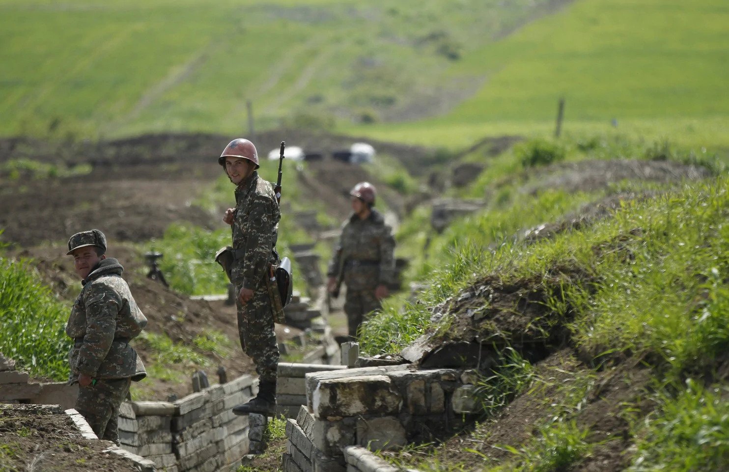 Στρατιώτες του Αζερμπαϊτζάν τρέχουν για να σωθούν από τα πυρά των Αρμενίων