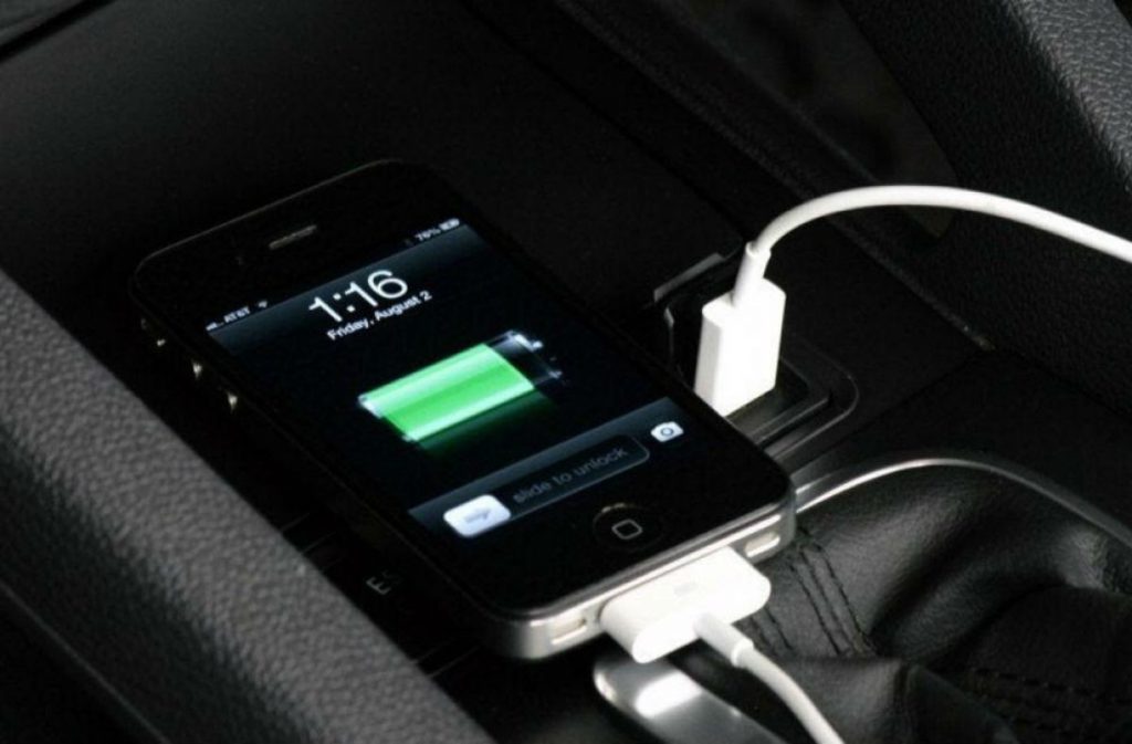 Δείτε γιατί δεν πρέπει να φορτίζετε το κινητό σας στο αυτοκίνητο