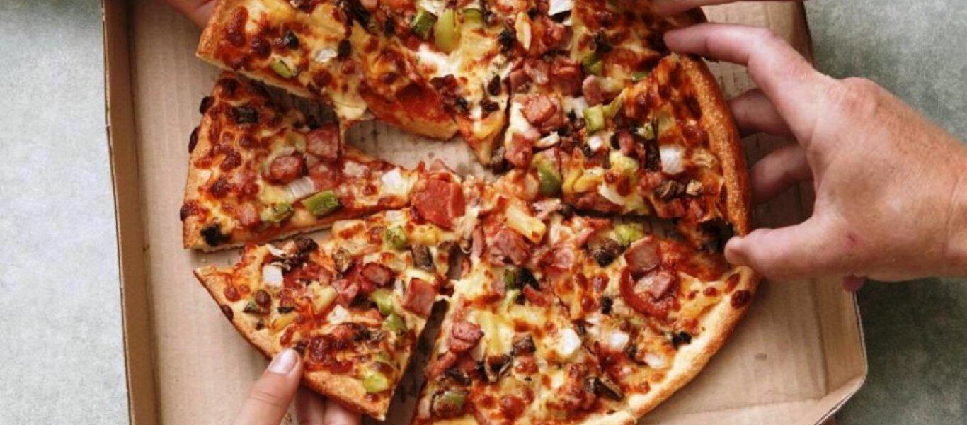Έχετε αναρωτηθεί; – Γιατί οι πίτσες αν και είναι στρογγυλές μπαίνουν σε τετράγωνα κουτιά;