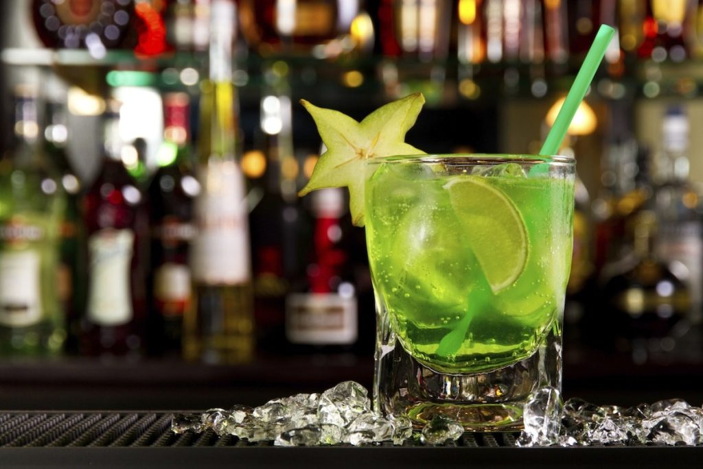 Βίντεο: Δείτε γιατί δεν πρέπει ποτέ να ανακατεύετε αλκοόλ και ενεργειακά ποτά!