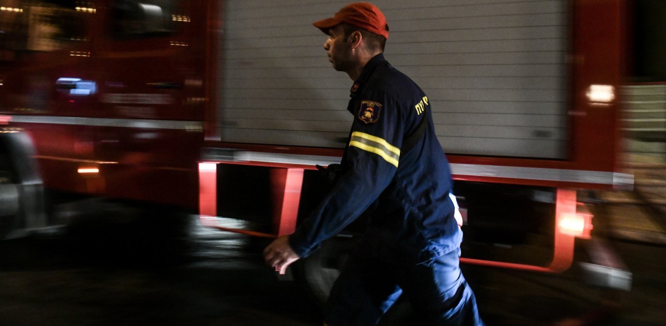 Φωτιά σε δασική έκταση στην Κάρυστο – Επιχειρούν 26 πυροσβέστες