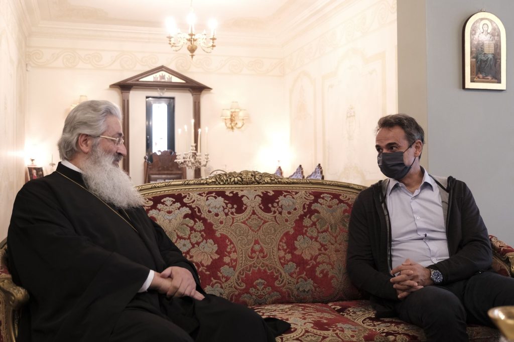 Αψήφισε τις μάσκες ο μητροπολίτης Αλεξανδρουπόλεως μπροστά στον Κ.Μητσοτάκη – Καμία αντίδραση από τον πρωθυπουργό