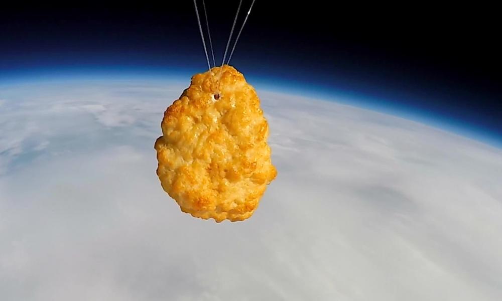 Βρετανικό σούπερ μάρκετ έστειλε μια… κοτομπουκιά στο διάστημα! (βίντεο)