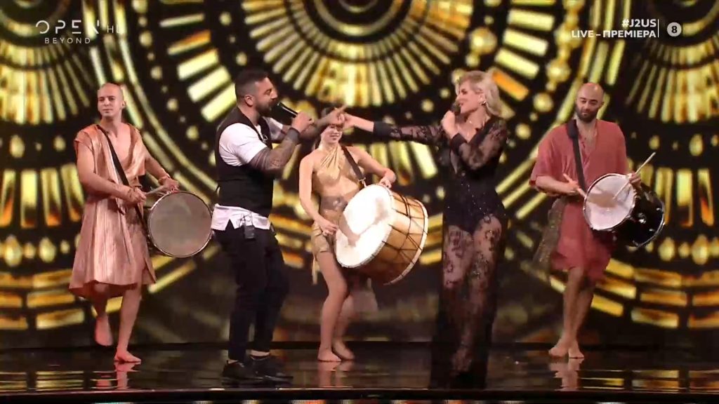 J2US: Η «καυτή» εμφάνιση της Ε.Παπαδοπούλου με το σιθρού φόρεμα (βίντεο)