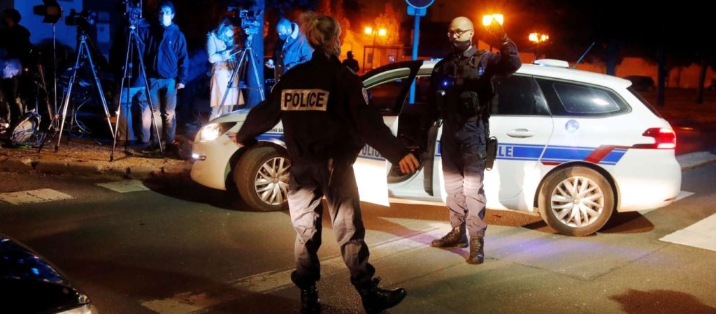 Γαλλία: «Η δημοκρατία δέχεται επίθεση» – Η στιγμή της εξουδετέρωσης του Τσετσένου ισλαμιστή (βίντεο)