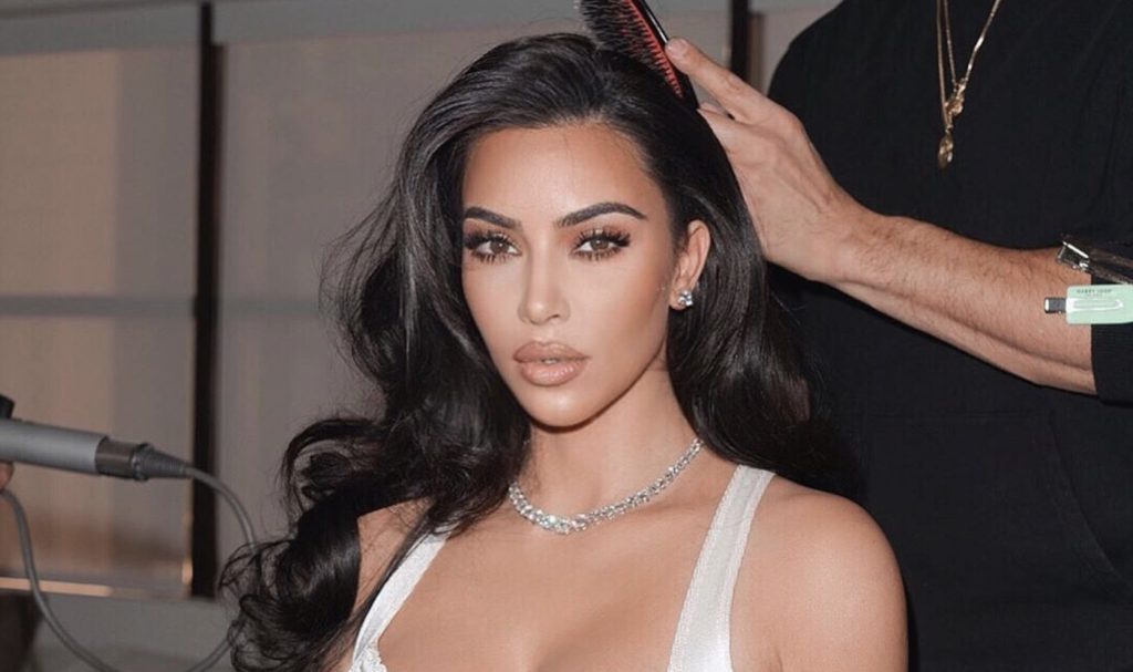 «Φωτιά» η Κιμ Καρντάσιαν: Βγαίνει μέσα από τούρτα με «καυτό» μπικίνι (φωτο)