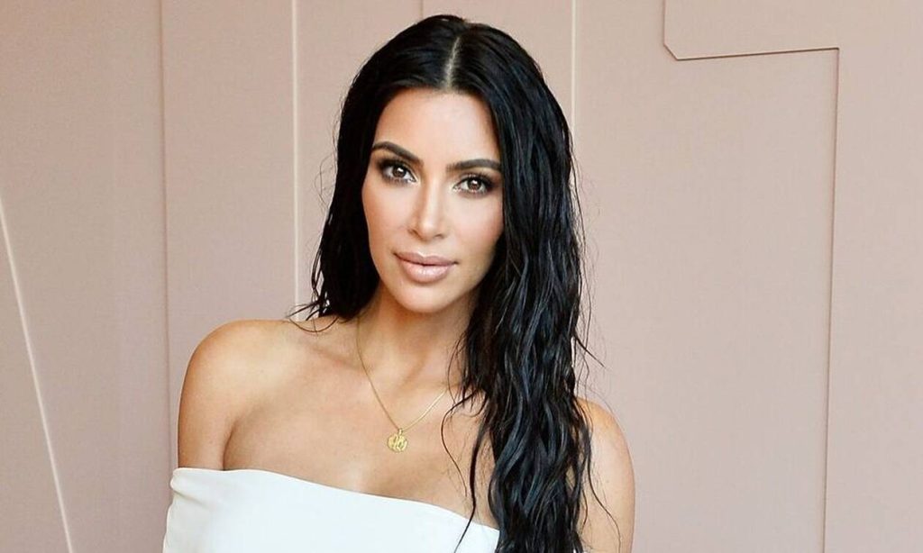 Kim Kardashian: Μας δίνει «στο πιάτο» το «καυτό» κόκκινο εσώρουχό της (φωτο)