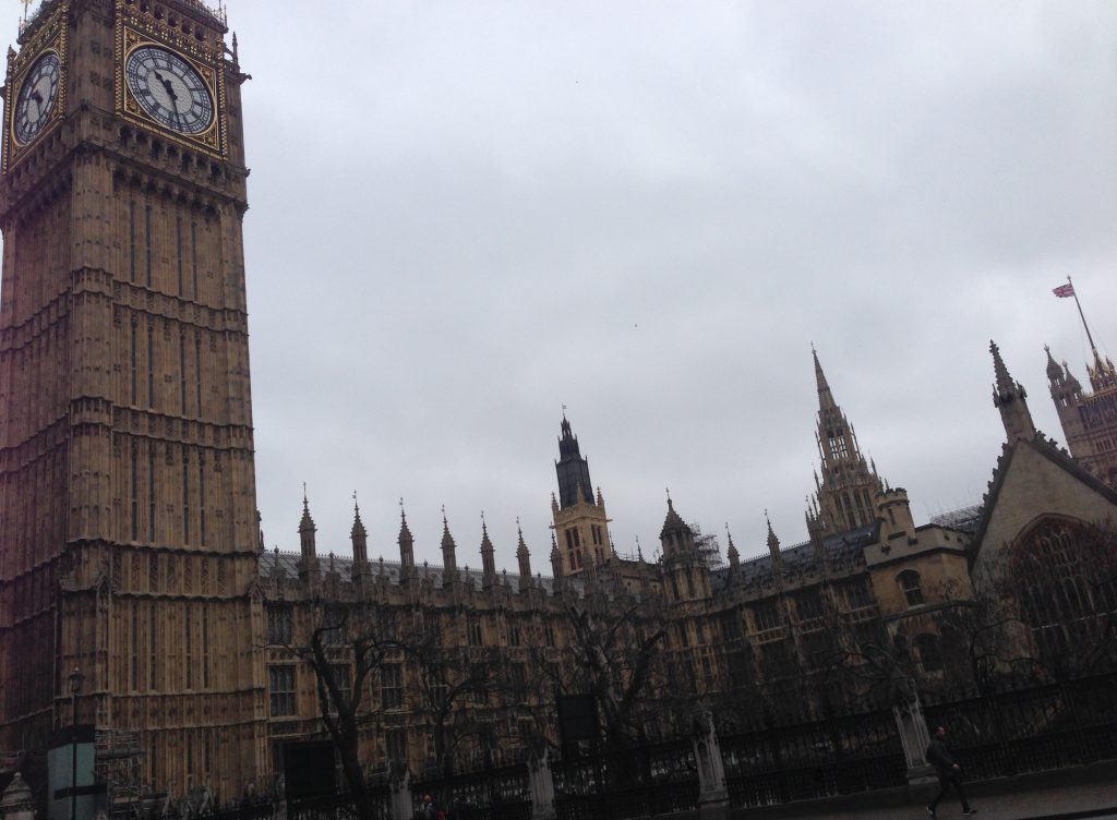 Λονδίνο: Γυναίκα κουτούλησε πελάτισσά επειδή δεν φορούσε μάσκα (βίντεο)