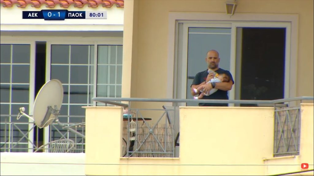 Επικό σκηνικό: Τάιζε το μωρό του κι έβλεπε το ματς της ΑΕΚ με τον ΠΑΟΚ… από το μπαλκόνι του (φώτο)