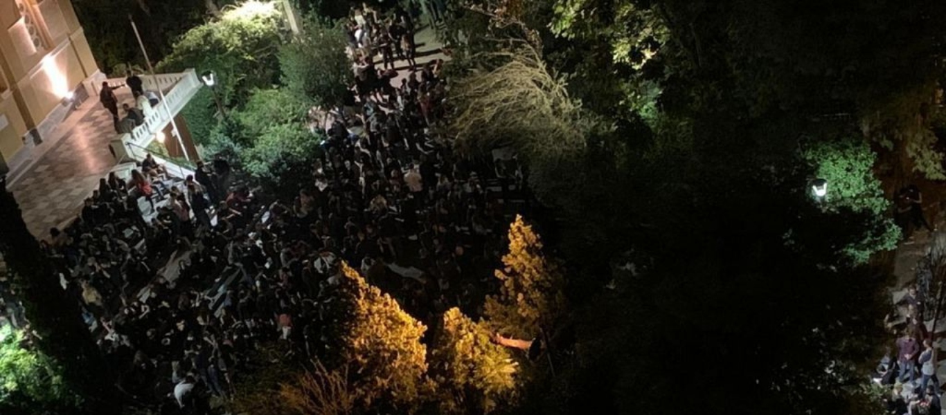 Πλήθος κόσμου στην εκκλησία του Α.Νικολάου στην Ασκληπιού – Αυτοσχέδιο πάρτι με μουσική και αλκοόλ (βίντεο)