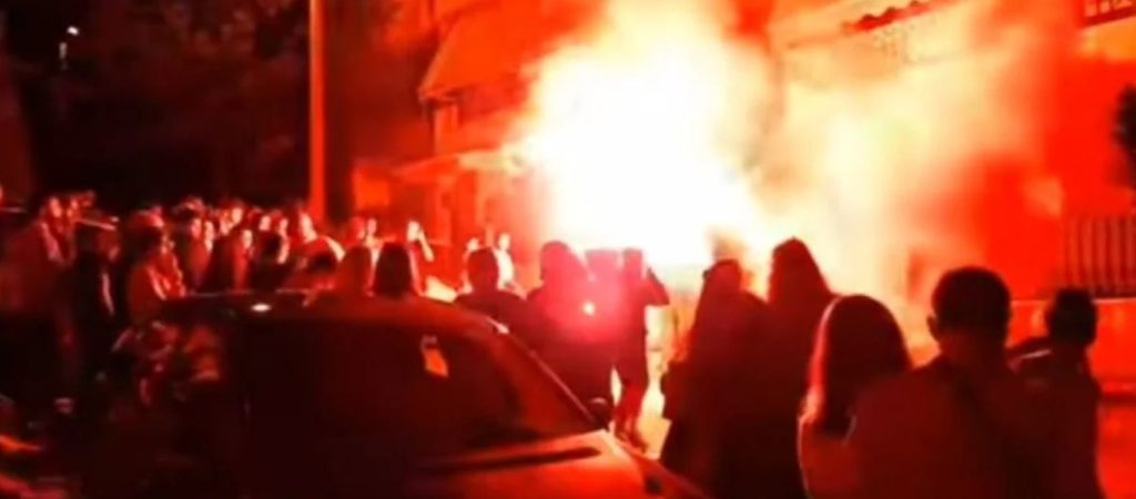 Νίκαια: Πλήθος συγκεντρώθηκε έξω από το σπίτι του καθηγητή που επιτέθηκε στον σκύλο (βίντεο)