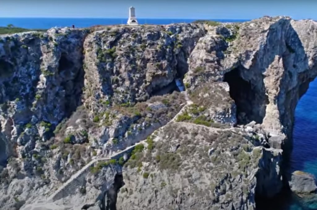 Το «κατακόρυφο» ελληνικό νησί όπου είναι θαμμένοι Γάλλοι και ο ανιψιός του Ναπολέοντα (βίντεο)