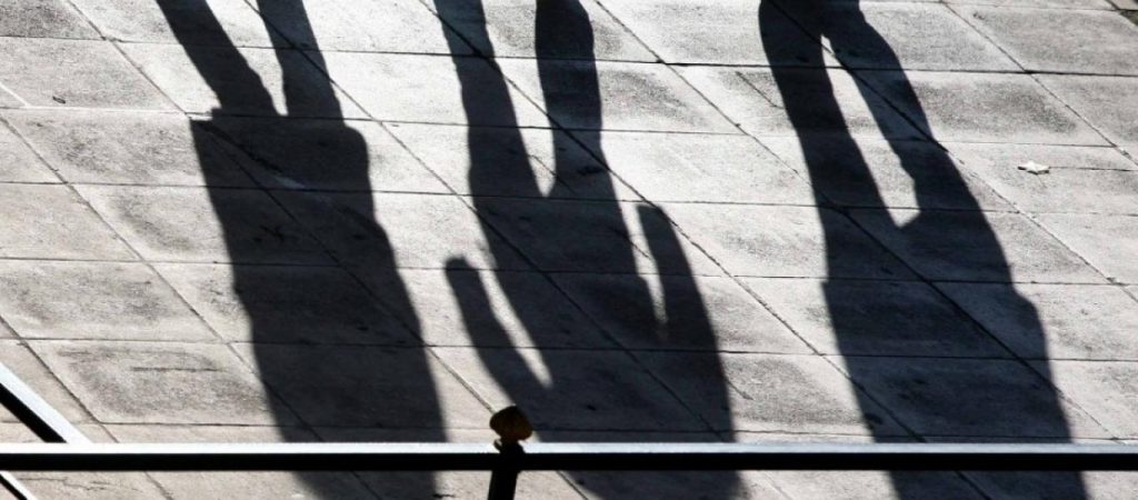 Ποια μέτρα; Μειώνεται το εισόδημα των νοικοκυριών το 2020 και αυξάνεται η φτώχεια στην Ελλάδα