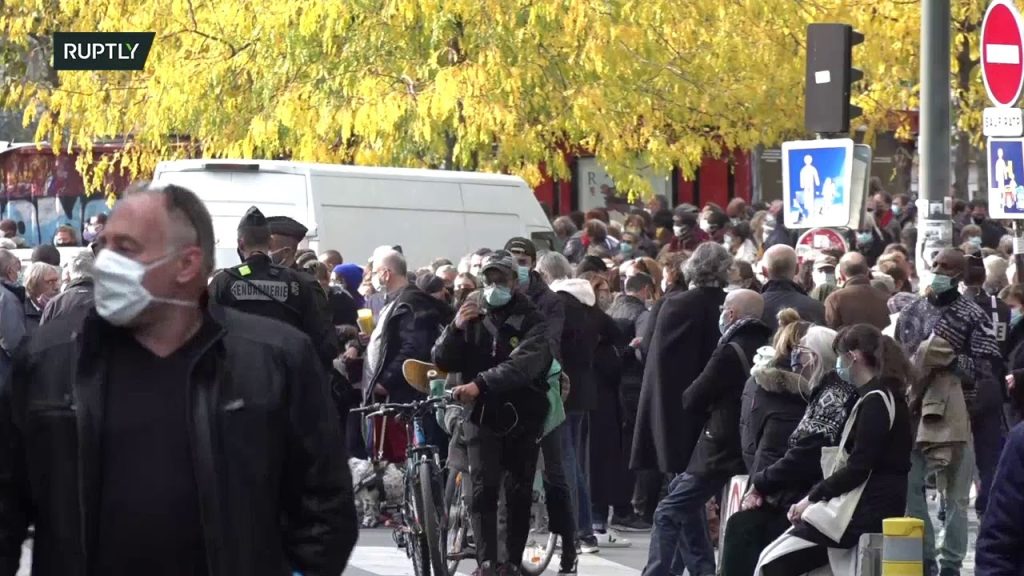 Γαλλία: Συγκεντρώσεις αλληλεγγύης για τον καθηγητή που δολοφονήθηκε – Και 11ο πρόσωπο υπό κράτηση (βίντεο)