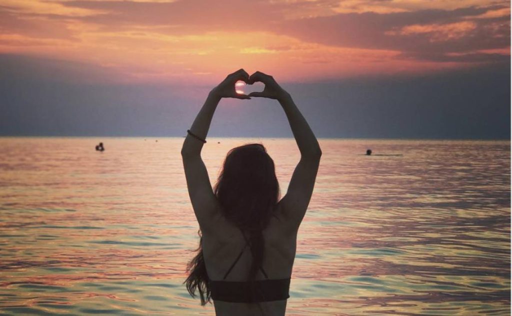 Έτσι εξηγείται: Τελικά υπάρχει λόγος που δεν μας αρέσει ο εαυτός μας στις φωτογραφίες