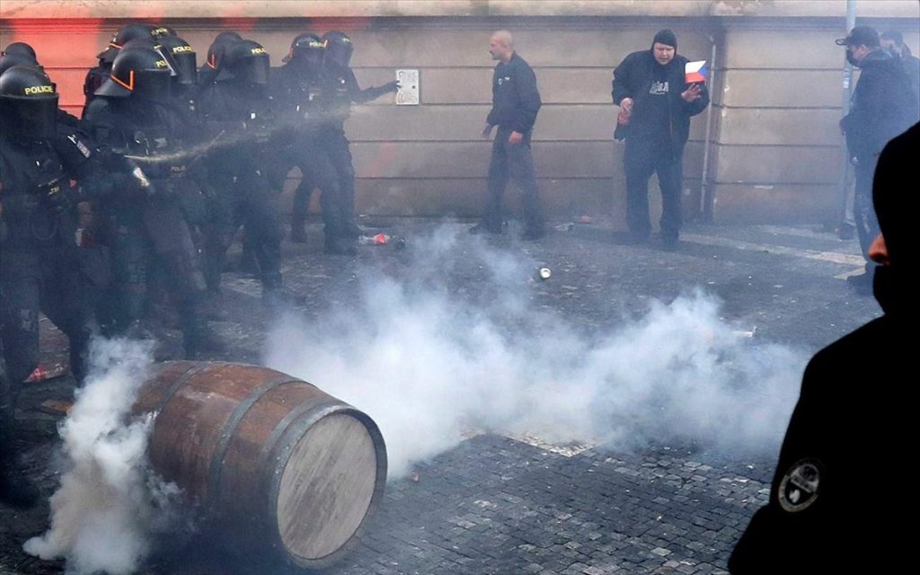 Τσεχία: Τραυματισμοί και επεισόδια σε διαδήλωση κατά των μέτρων για τον κορωνοϊό – Την διέλυσαν με δακρυγόνα