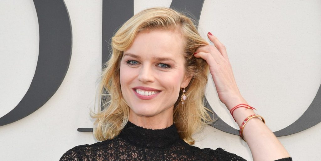 Η 47χρονη Ε.Χερτζίκοβα ποζάρει με κορμάκι και τα… ατελείωτα πόδια της μας «κόβουν» την ανάσα (φώτο)