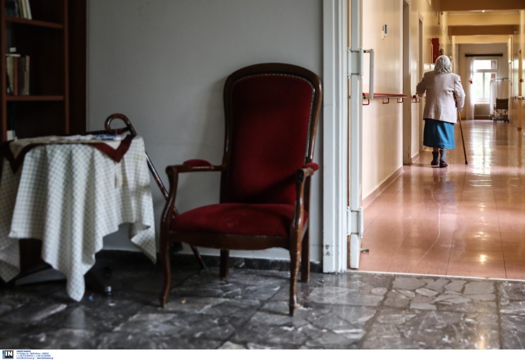 Μπαράζ ελέγχων σε γηροκομεία για την τήρηση των μέτρων – Ανησυχούν οι ειδικοί για τα κρούσματα