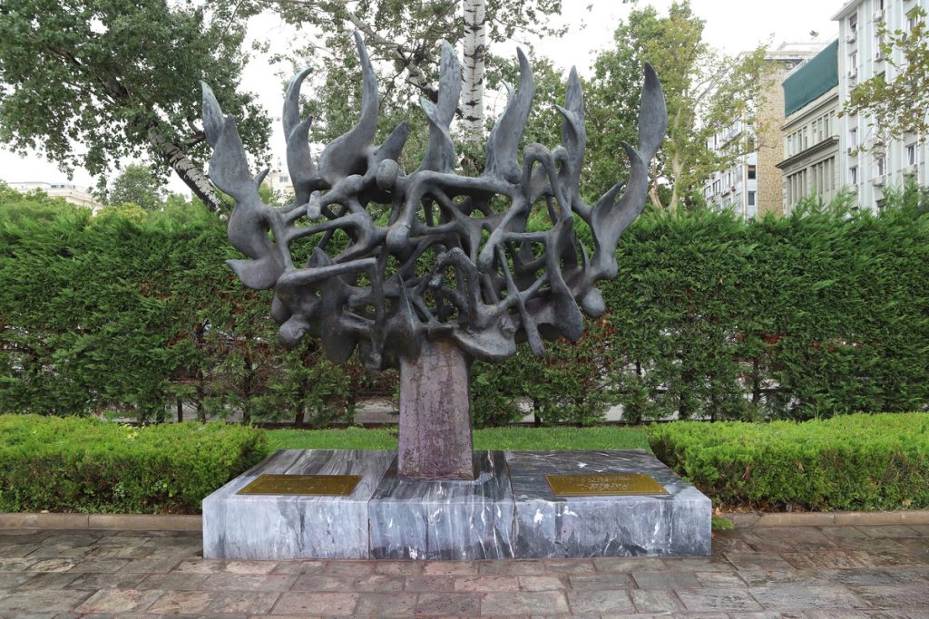 Άγνωστοι βεβήλωσαν το Μνημείο του Ολοκαυτώματος στη Θεσσαλονίκη (φωτο)