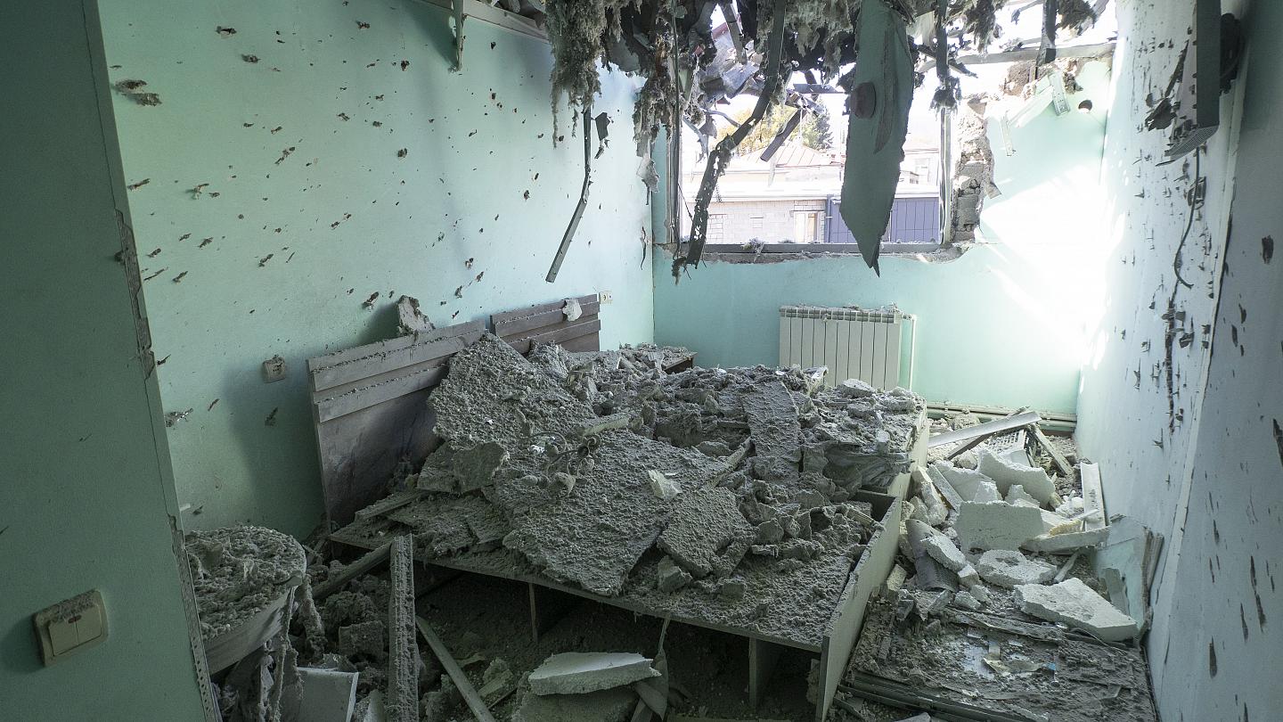 Ναγκόρνο-Καραμπάχ: Η επόμενη μέρα στο βομβαρδισμένο Στεπανεκέρτ – Παντού συντρίμμια (βίντεο)