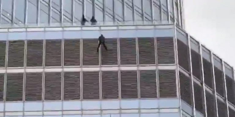 Ψυχοπαθής απειλεί να πέσει από την πύργο Τραμπ του Σικάγου αν δεν μιλήσει στον Ν.Τραμπ!