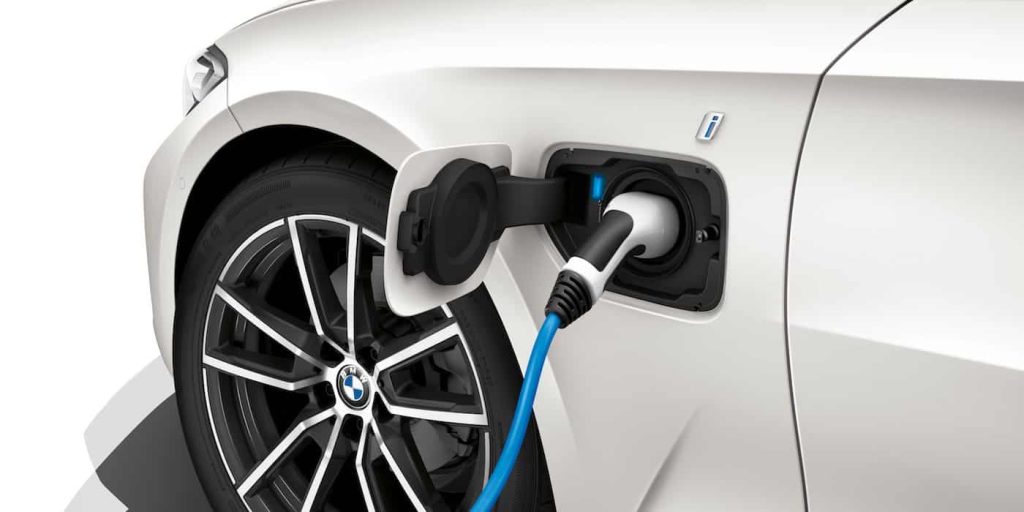 Τρόμος για 26.700 ιδιοκτήτες plug-in υβριδικών μοντέλων BMW – Κίνδυνος πυρκαγιάς λόγω φόρτισης- Ξεκίνησαν οι ανακλήσεις