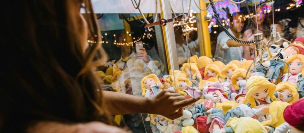 Κίνα: 4χρονο κοριτσάκι «κόλλησε» σε μηχάνημα παιχνιδιών με δαγκάνα (βίντεο)