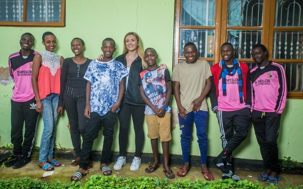 Η Βρετανίδα που «υιοθέτησε» 14 παιδιά από την Αφρική και πλέον μένουν μαζί της (φώτο)