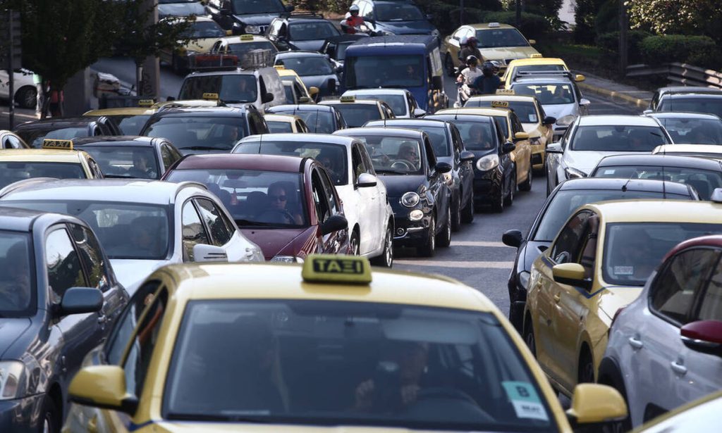 Αυξημένη κίνηση στη Θηβών – Ανετράπη ΙΧ στο Περιστέρι