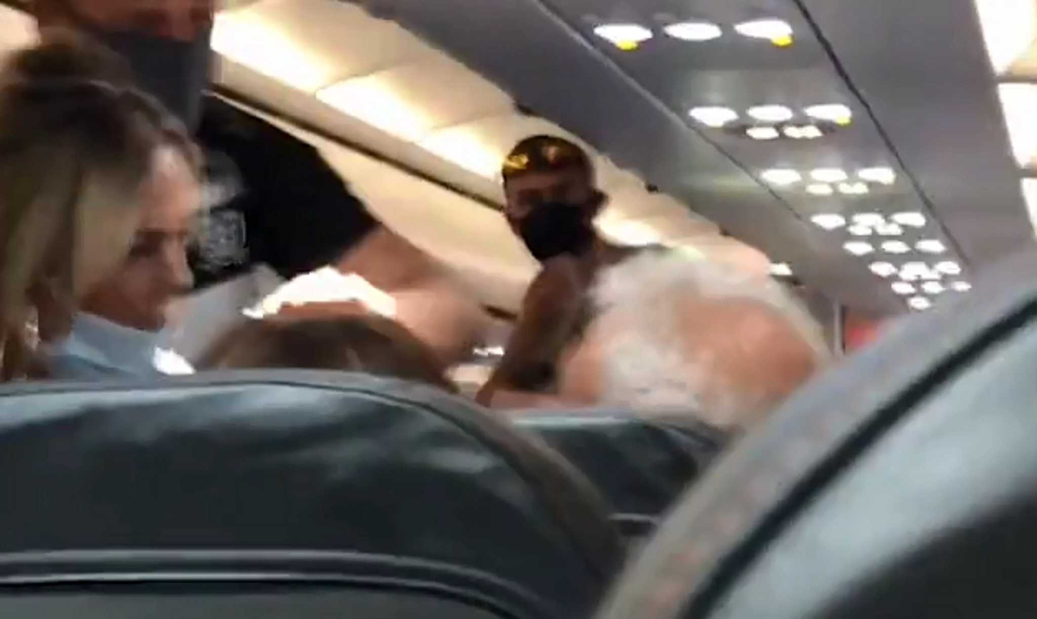 Χαμός σε πτήση – Δεν ήθελε να φορέσει μάσκα και η γυναίκα του τον… χαστούκισε (βίντεο)
